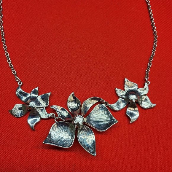 Charming Charlie Floral Earring & Necklace Set - Picture 7 of 14